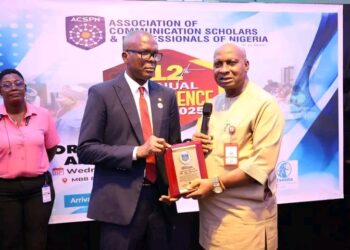 EFCC boss solicits mddia support against corruption