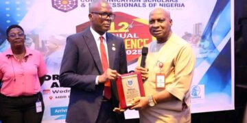 EFCC boss solicits mddia support against corruption