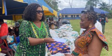 First Lady Eyoanwan Otu Celebrates Governor’s Birthday with Over 900 Teachers in Akamkpa